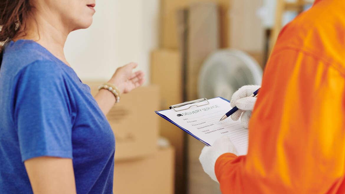 12 Steps to Hiring a Mover customer talking to mover UAUNQAX 1170x658 1